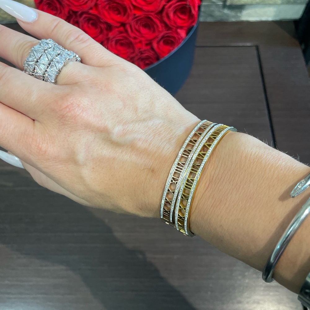 Gorgeous Roman numeral bangle bracelet in Yellow gold plated - Picture 5 of 6